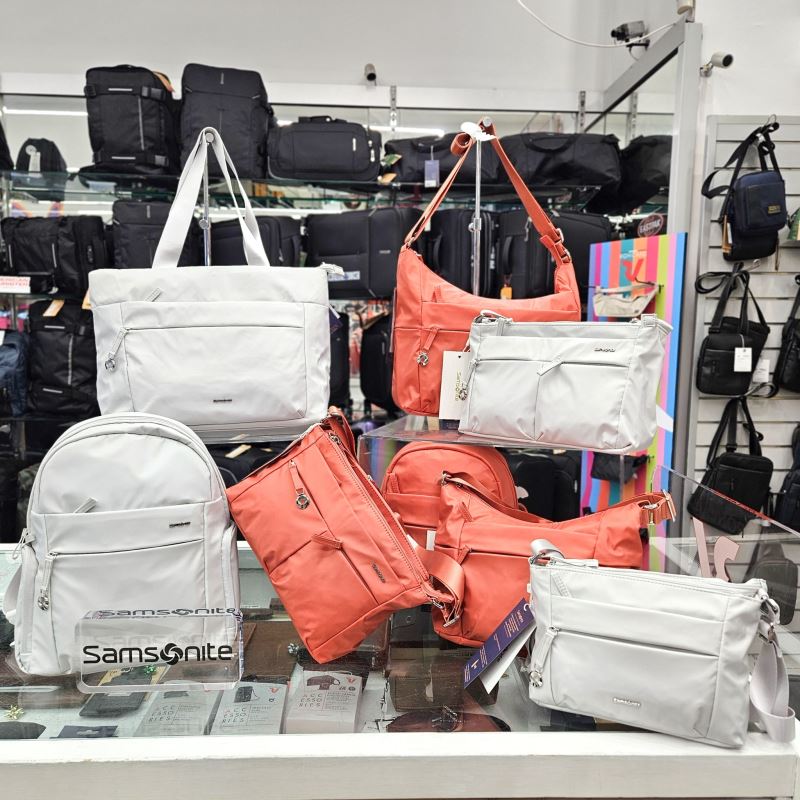 Sono arrivate le nuove borse colorate, leggerissime, lavabili e piene di tasche.